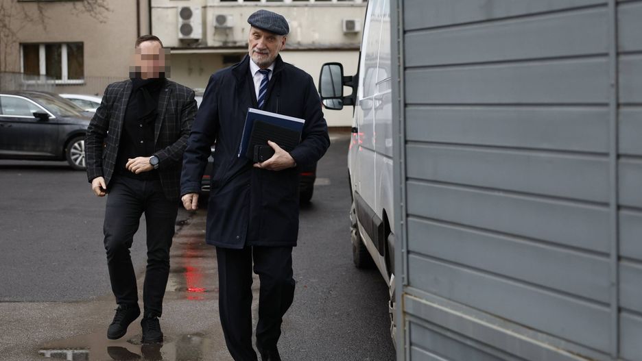 Antoni Macierewicz przybył na posiedzenie Rady Politycznej PiS w towarzystwie 