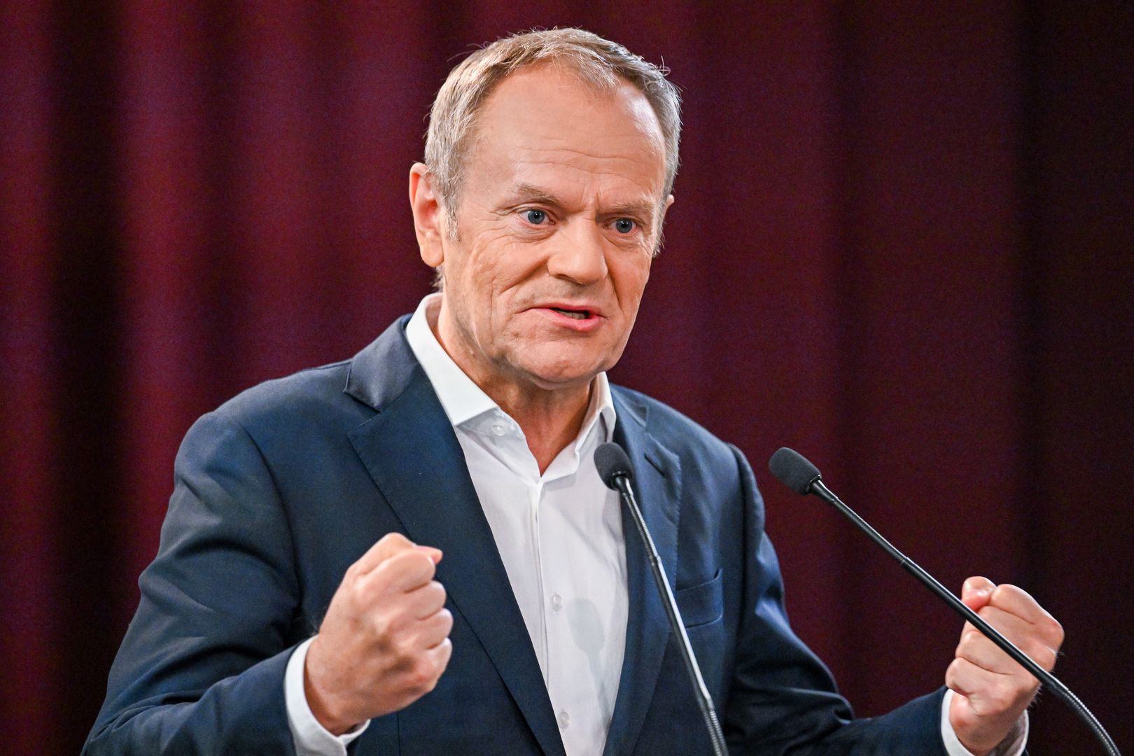 "Wzorcowy przykład tchórza". Tusk się nie hamował