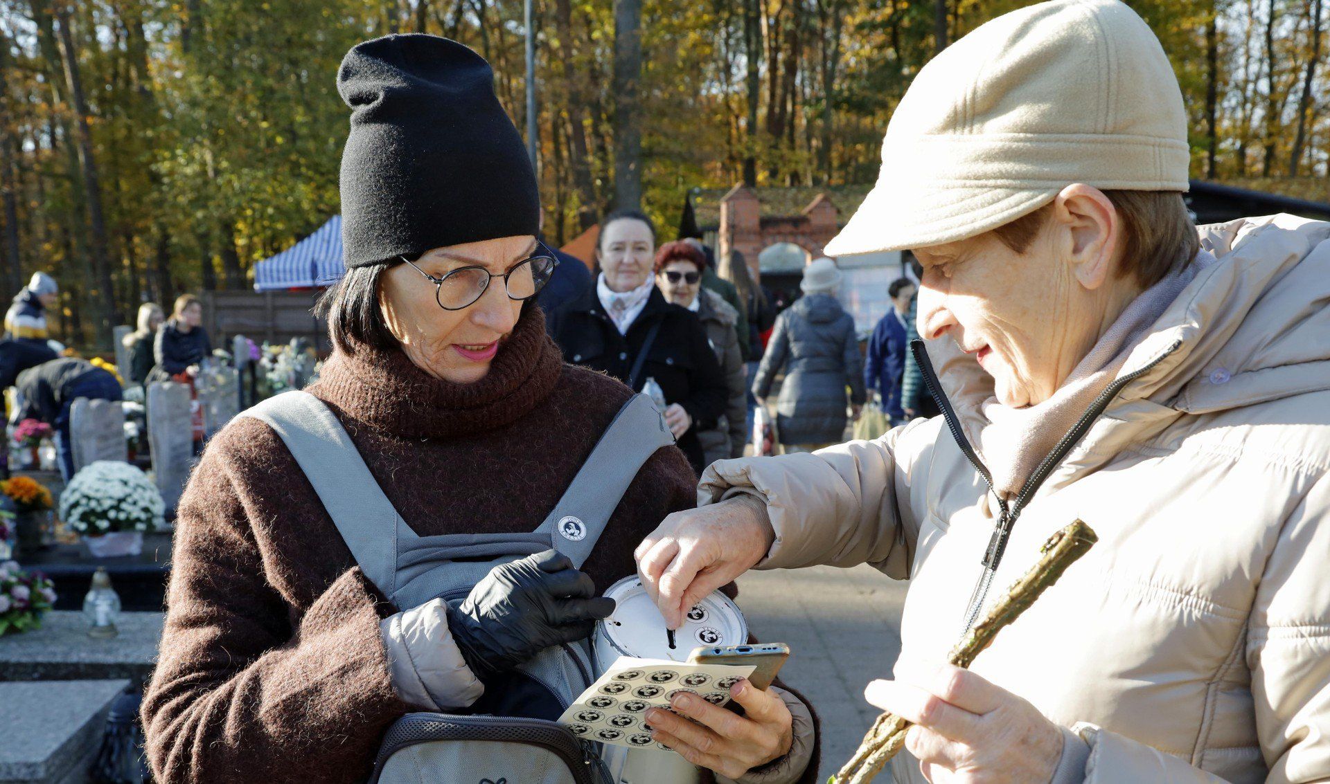 Wolontariusze od rana kwestują na rzecz odnowy historycznych nagrobków w Grudziądzu