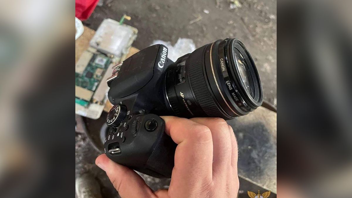 Dron Orłan-10 kryje w środku amatorski sprzęt.