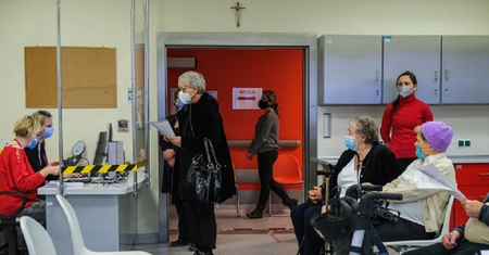 "Dziecięce" choroby atakują dorosłych. Lekarz wskazuje winowajcę