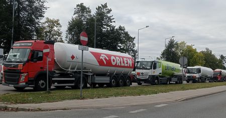 Kolejny sznur cystern przed bazą Orlenu. "Skandaliczna decyzja"