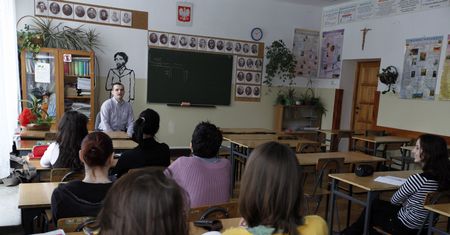 Religia w szkołach - obowiązkowa czy nie? Polacy stanowczo [BADANIE]
