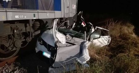 Kierowca nissana wjechał wprost pod jadący pociąg. Nie żyje młoda pasażerka