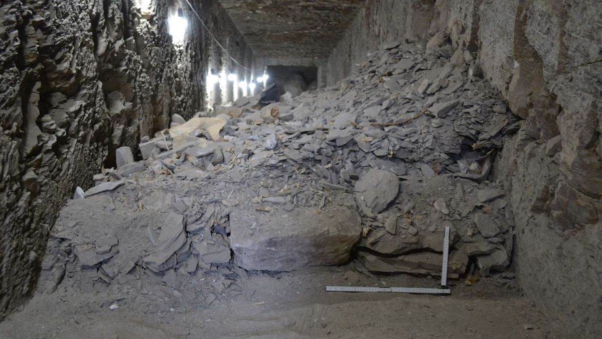 Gruzowisko wypełniające wnętrze grobowca 28 w trakcie badań archeologicznych