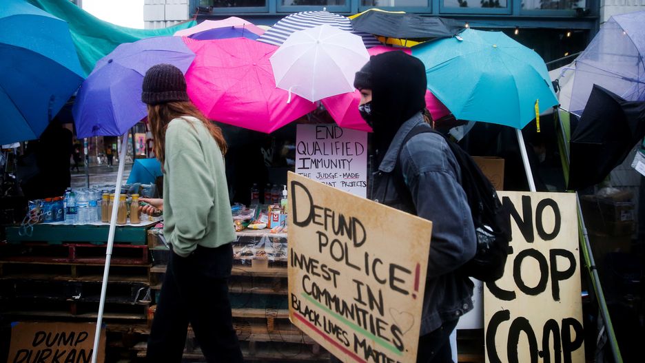 Protestujący w USA, domagający się zmniejszenia funduszy przekazywanych na policję.