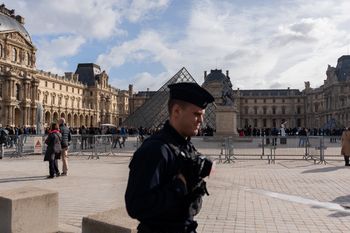 Kradzież klejnotów z Luwru. Wstępne zarzuty dla dwóch osób