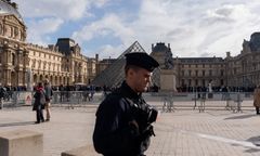 Kradzież klejnotów z Luwru. Wstępne zarzuty dla dwóch osób