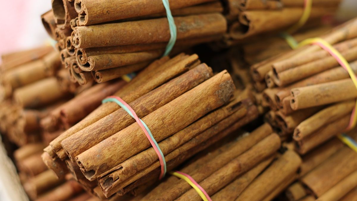 Cynamon ma właściwości rozgrzewające.