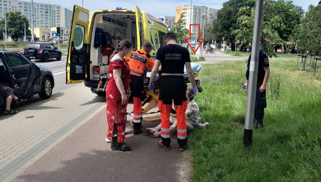 Rekordowe upały. Kobieta leżała na trawie. Obok stało auto na awaryjnych