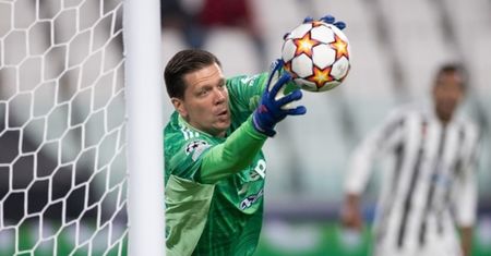 Wojciech Szczęsny prawie zerwał z niego koszulkę. Zdjęcie pełne emocji