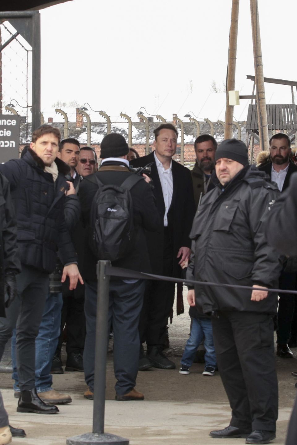 Elon Muska podczas wizyty w  Auschwitz-Birkenau