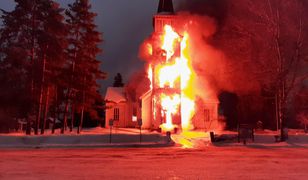 Pożar w kościele w czasie mszy. Drzwi były związane linami