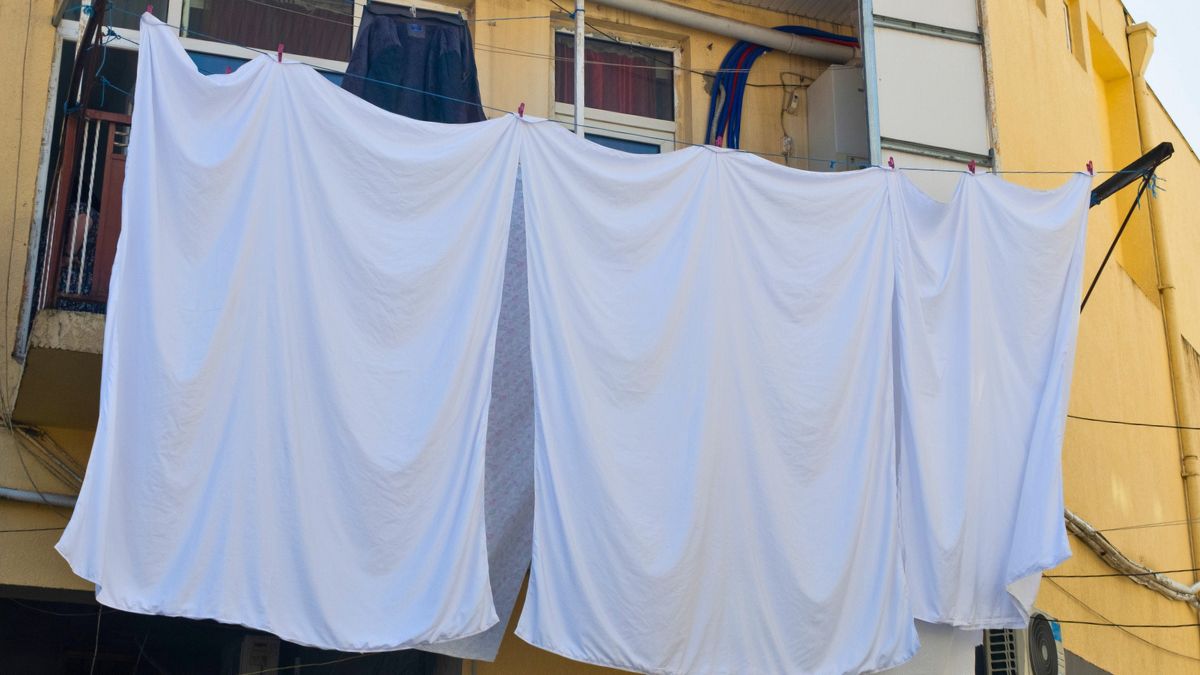 Susząca się biała pościel