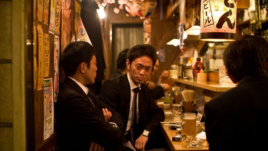 Życie japońskich biznesmenów jest pełne stresu. Nic dziwnego, że zasypiają, gdzie popadnie 1