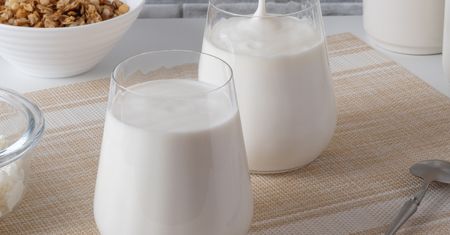 Kefir i maślanka to nie to samo. Co lepiej pić przy problemach z jelitami?