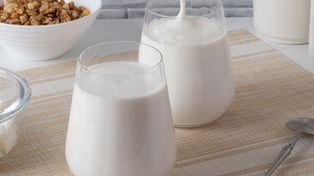 Kefir i maślanka to nie to samo. Co lepiej pić przy problemach z jelitami?