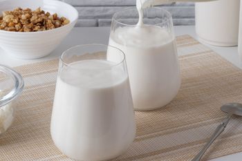Kefir i maślanka to nie to samo. Co lepiej pić przy problemach z jelitami?