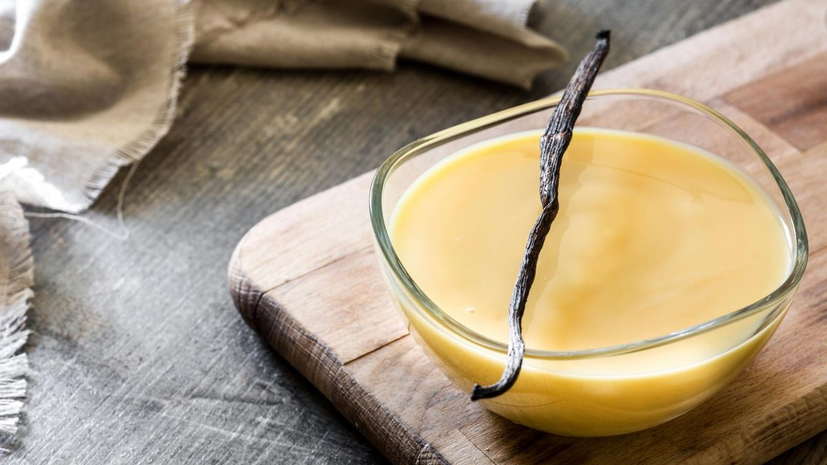 Sos angielski, inaczej custard, to popularny słodki dressing, używany najczęściej w deserach