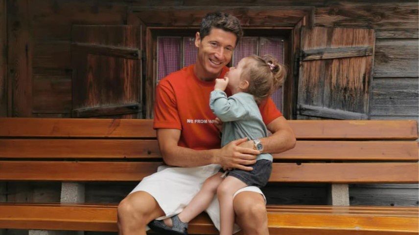 Robert Lewandowski z córeczką Klarą