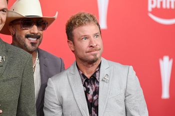 Pamiętacie Briana z kultowego boysbandu? Teraz ma ponad 50 lat i sądzi się z sąsiadami