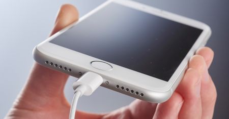 Nowe iPhone'y bez ładowarek to potężna ulga dla środowiska. Apple podało dane