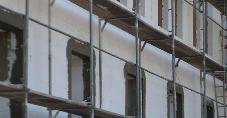 Ocieplanie domów może podrożeć? Posłowie PiS biją na alarm, resort uspokaja