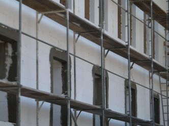 Ocieplanie domów może podrożeć? Posłowie PiS biją na alarm, resort uspokaja