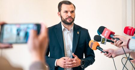 Afera dyplomowa w poznańskim magistracie: Jak MBA z Collegium Humanum otworzyło drzwi do lukratywnych stanowisk Marcinowi Gołkowi