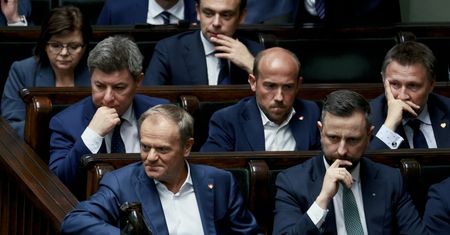 Nowe badanie zaufania. Polacy jasno o tym, komu ufają bardziej