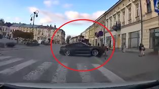 Nagranie z Nowego Sącza. BMW wpadło na chodnik. Pieszy w szpitalu