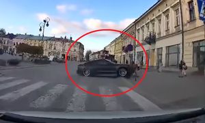 Nagranie z Nowego Sącza. BMW wpadło na chodnik. Pieszy w szpitalu