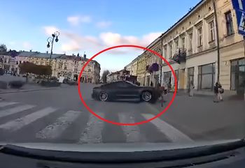Nagranie z Nowego Sącza. BMW wpadło na chodnik. Pieszy w szpitalu