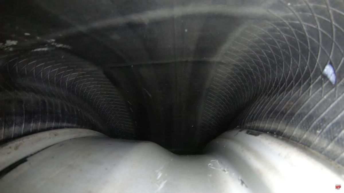 Co dzieje się z oponą podczas jazdy. Pokazało to GoPro w kole samochodu 1