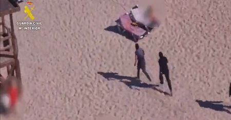 Pościg na plaży. Lawirowali między zaskoczonymi plażowiczami