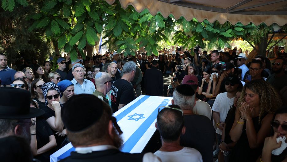 Hamas przekazał trumnę z ciałem kolejnego zakładnika. Co z resztą? (Na zdjęciu: pogrzeb jednego z zakładników, którego ciało zwrócił Hamas)