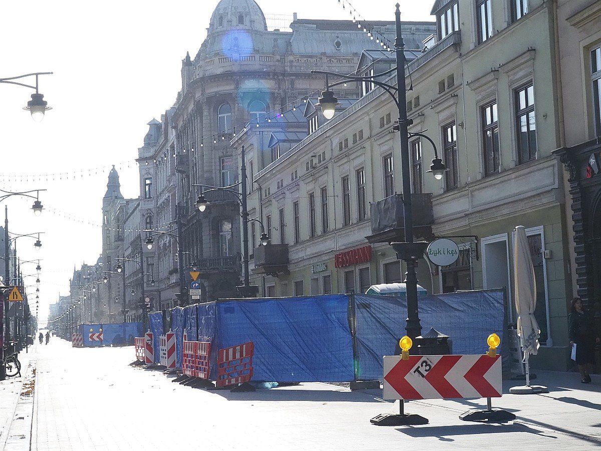 Na Piotrkowskiej trwa montaż słupków, które mają blokować wjazd