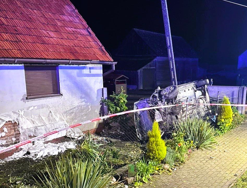 Drzonek: Stracił panowanie nad golfem. 19-latek wjechał w dom