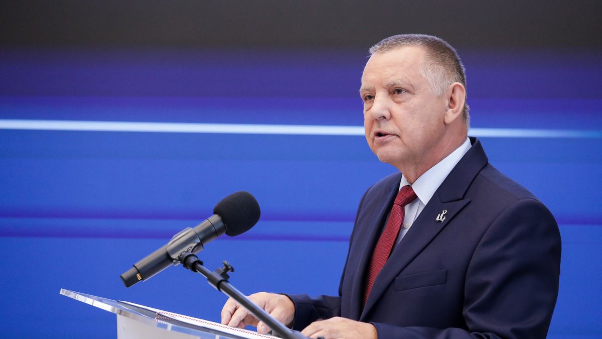 Warszawa, 28.09.2023. Prezes Najwyższej Izby Kontroli Marian Banaś na konferencji prasowej NIK prezentującej wyniki kolejnych dwóch kontroli dotyczących przebiegu pandemii COVID-19, 28 bm. w siedzibie NIK. (mr) PAP/Tomasz Gzell