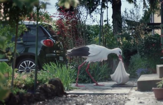 Nowy Fiat 500L w reklamie przyciąga bociana z dzieckiem (wideo)