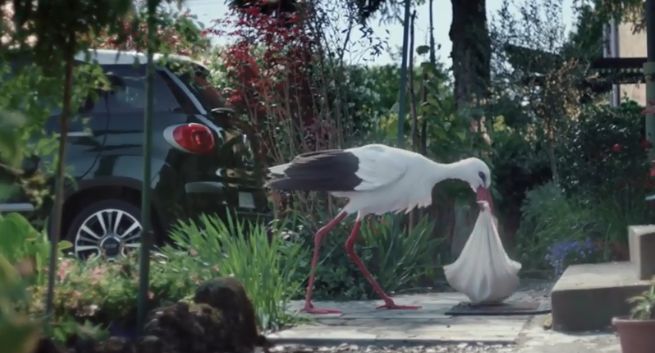 Nowy Fiat 500L w reklamie przyciąga bociana z dzieckiem (wideo)