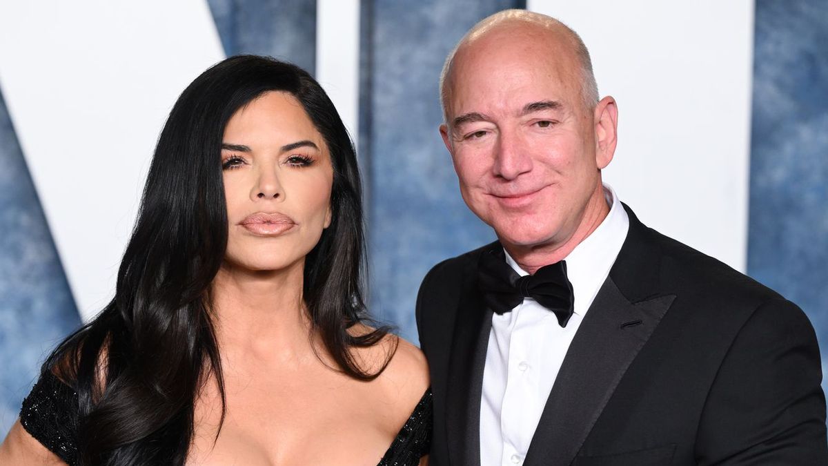 2023 Vanity Fair Oscar Party Hosted By Radhika Jones - Arrivals
BEVERLY HILLS, CALIFORNIA - MARCH 12: Lauren Sanchez (L) and Jeff Bezos attend the 2023 Vanity Fair Oscar Party hosted by Radhika Jones at Wallis Annenberg Center for the Performing Arts on March 12, 2023 in Beverly Hills, California.  (Photo by Karwai Tang/WireImage)
Karwai Tang
