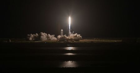 SpaceX Crew-2 już na orbicie. Ilu ludzi było tam przed nimi? Czy latają tylko herosi?