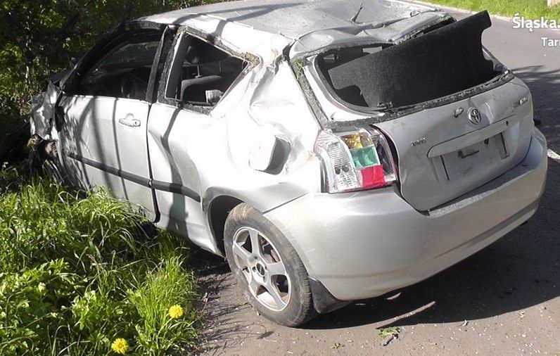 Śląskie. 45-letni pijany kierowca w miejscowości Ossy wypadł z koziołkującego auta.