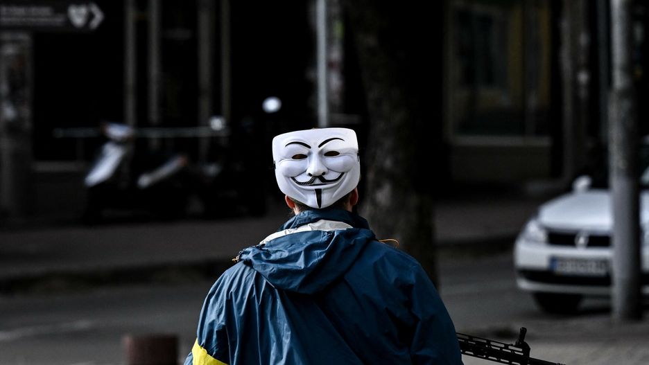Ukraiński żołnierz w masce Anonymous 