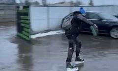 Ulice i chodniki pokryła warstwa lodu. Mężczyzna pojechał do pracy na łyżwach