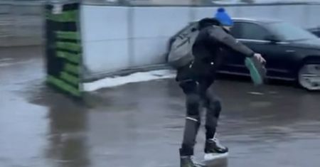 Ulice i chodniki pokryła warstwa lodu. Mężczyzna pojechał do pracy na łyżwach