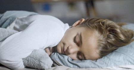 Jak przygotować dziecko na zmianę czasu? Sprawdzone sposoby na spokojne poranki i wieczory