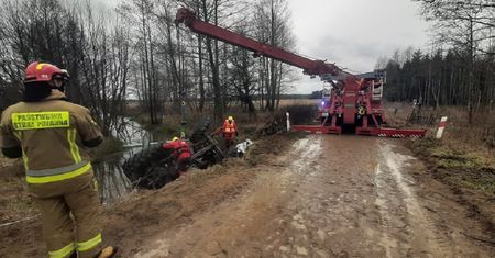 Podlasie. Zobaczyli przewrócony ciągnik. Obok ciało rolnika