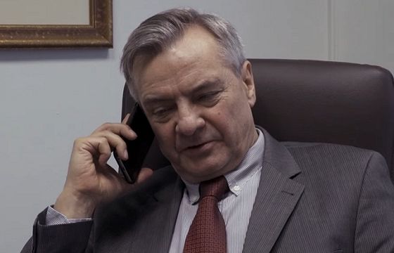 OKO.press dla „Polityki” sparodiowało „Wiadomości” - „wytropiło” w niej patriarchat, postkomunizm i alkohol (wideo)